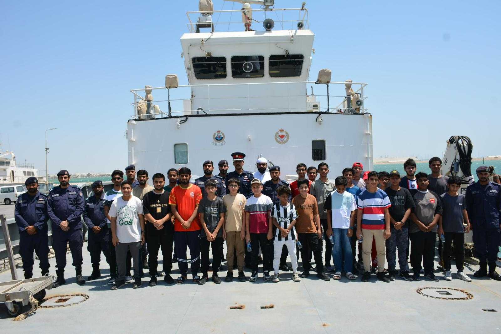 خفر السواحل يستقبل طلبة مركز أبي بن كعب لتعليم القرآن في زيارة تثقيفية حول السلامة البحرية<